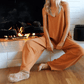 Minimalistischer Overall mit Taschen und V-Ausschnitt